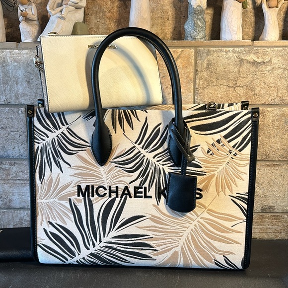 Michael Kors Palm tote-wallet not included, tags off - Picture 2 of 7